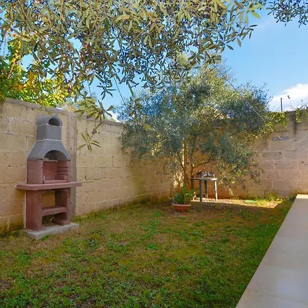 Mina Con Giardino A Holiday home Torre Colimena