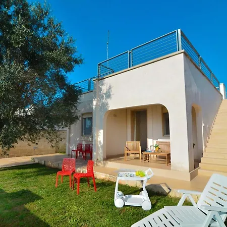 Mina Con Giardino A Holiday home Torre Colimena